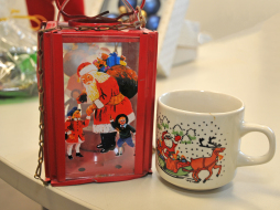 Sperrmüllbörse weihnachtlich - Bild 2 Windlicht und Tasse mit weihnachtlichen Motiven, das und vieles mehr gibt es auf der Sperrmüllbörse am 25. November.