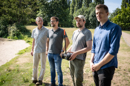  Lukas Klatt (von rechts) und Timo Nischik vom Hamburger Unternehmen RiverDynamics gemeinsam mit Benedikt Sommer und Wilhelm Kirchner vom Entsorgungs- und Servicebetrieb (ESB). 