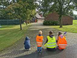  Auch die jungen Teilnehmerinnen und Teilnehmer helfen beim Bocholter Müllwalk kräftig mit. 