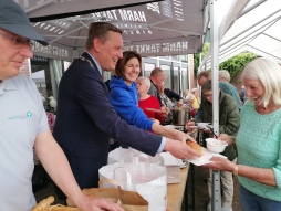 Freiheitsmahlzeit 2023 Viele Besucherinnen und Besucher kamen zur Freiheitsmahlzeit. Aaltens Bürgermeister Anton Stapelkamp und Sonja Wießmeier von Europe Direct Bocholt verteilten die Supper mit guter Laune.