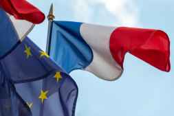 Symbolfoto: Frankreich- und Europaflagge 