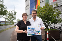 Erasmus+ Jugend fördert europäisches Jugendcamp Freuen sich über die Förderung des Europäischen Jugendcamps Petra Taubach, Europabeauftragte der Stadt Bocholt, und Bürgermeister Christian Mangen.