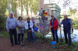  1000 Narzissen pflanzen die Mitglieder der Deutsch-Britischen Gesellschaft an der Bocholter Rossendale-Promenade zum 40-jährigen Bestehen der \