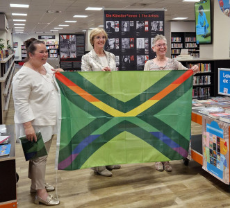 Elvira Schepers, Annette Bronsvoort und Gudrun Koppers zeigen die Achterhoek Pride Flagge