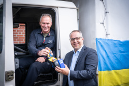  Gennadiy Lebid (l.), Bürgermeister der ukrainischen Stadt Werchnjodniprowsk, bei der LKW-Übergabe mit seinem deutschen Amtskollegen Thomas Kerkhoff. 