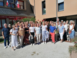  Die Teilnehmerinnen und Teilnehmer sowie deren Gastfamilien am Rathaus von Arpanjon-sur-Cere 