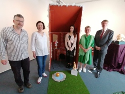 Ausstellungseröffnung Kunsthaus \ Eröffneten die Kunstausstellung (v.l.n.r.): Daglef Seeger (Lehrer Fachschaft Kunst), Ruth-Maria Sonntag (Direktorin Mariengymnasium Bocholt), Nélia dé Sá (Schülerin), Gudrun Koppers (stv. Bürgermeisterin), Klaus Landsmann (Vorsitzender Euregio-Kunstkreis e. V.).