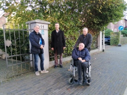 Stolpersteine der Familie Löwenstein am Hemdener Weg 11 (2) V.l.n.r.: Hermann Ochtering, Claudio Rosenberg, Johann Kampshoff und Josef Niebur am Hemdener Weg 11.