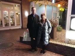  Claudio Rosenberg (links) und die stellvertretende Bürgermeisterin Elisabeth Kroesen beim Empfang am 13. November 2022. 