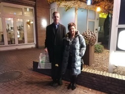 Stolpersteine der Familie Löwenstein am Hemdener Weg 11 (3) Claudio Rosenberg (links) und die stellvertretende Bürgermeisterin Elisabeth Kroesen beim Empfang am 13. November 2022.
