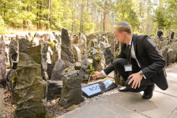  Stadtbaurat Daniel Zöhler bei der Blumenniederlegung am Gedenkstein der Stadt Bocholt an der Gedenkstätte in Riga 