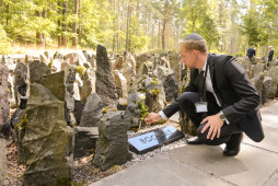 Stadtbaurat Daniel Zöhler bei der Blumenniederlegung am Gedenkstein der Stadt Bocholt an der Gedenkstätte in Riga Stadtbaurat Daniel Zöhler bei der Blumenniederlegung am Gedenkstein der Stadt Bocholt an der Gedenkstätte in Riga