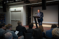 Im Veranstaltungssaal des LernWerks sprach der Bürgermeister der ukrainischen Stadt Werchniodniprowsk, Gennadii Lebid, zu den Gästen. Im Veranstaltungssaal des LernWerks sprach der Bürgermeister der ukrainischen Stadt Werchniodniprowsk, Gennadii Lebid, zu den Gästen.