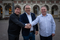 Ein Zeichen für Freundschaft und Verständigung: Die Bürgermeister (von links) Vitalijus Mitrofanovas (Akmene, Litauen), Thomas Kerkhoff (Bocholt) sowie Gennadii Lebid (Werchniodniprowsk, Ukraine) Ein Zeichen für Freundschaft und Verständigung: Die Bürgermeister (von links) Vitalijus Mitrofanovas (Akmene, Litauen), Thomas Kerkhoff (Bocholt) sowie Gennadii Lebid (Werchniodniprowsk, Ukraine)