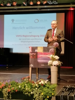  Bocholts Bürgermeister Thomas Kerkhoff bei der VDFG-Regionaltagung der deutsch-französischen Mitgliedsgesellschaften NRW im LWL-TextilWerk Bocholt. 