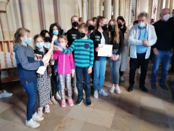  Die Kinder des St. Michaeltreffs Suderwick nehmen gemeinsam mit niederländischen Kindern von Figulus Welzijn den ersten Friedenspreis der Pfarre St. Georg am 22. März 2022 entgegen. 