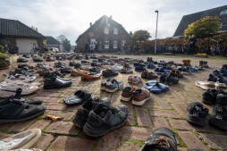 250 Paar Herrenschuhe symbolisieren die Unterbringung von 250 Rotterdamer Zwangsarbeitern 250 Paar Herrenschuhe symbolisieren die Unterbringung von 250 Rotterdamer Zwangsarbeitern