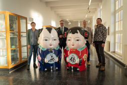 Gemeinsam nehmen Schulleiterin Hilke Smidt, Bürgermeister Thomas Kerkhoff sowie Stefan Schlier und Hui Jiang von der Deutsch-Chinesischen Gesellschaft Bocholt die beiden Figuren in Empfang. Gemeinsam nehmen Schulleiterin Hilke Smidt, Bürgermeister Thomas Kerkhoff sowie Stefan Schlier und Hui Jiang von der Deutsch-Chinesischen Gesellschaft Bocholt die beiden Figuren in Empfang.