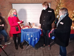  Die stellvertretende Bürgermeisterin Kerstin Erkens und der Bürgermeister der niederländischen Nachbargemeinde Aalten, Anton Stapelkamp, ziehen mit Organisatorin, Rosi Tuente (r.), die Gewinnerinnen und Gewinner der 4. Internationalen Krippentour in Dinxperwick am 20. Januar 2022. 