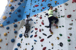  Spiel, Sport und Spaß erlebten deutsche und niederländische Jugendliche und Erwachsene gemeinsam im Kletterpark \