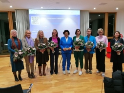 Zum Internationalen Frauentag gab es eine spannende Diskussionsrunde in den Räumen der Stadtsparkasse Bocholt Auf dem Bild: Monika Ludwig, Fraktionsvorsitzende Bündnis 90/Die Grünen, Mechtild Schulze Hessing, Bürgermeisterin der Stadt Borken, Nina Andrieshen, Mitglied des Landtags Nordrhein-Westfalen, Nicky Eppich, Ratsmitglied Stadt Arnhem (Niederlande), Astrid Schupp, Gleichstellungsbeauftragte der Stadt Bocholt, Carina Sienert, Gleichstellungsbeauftragte der Stadt Borken, Alexandra Tuente, Stadtverordnete der Stadt Bocholt und Politisches Frauennetzwerk Bocholt, Anne König, Mitglied des Deutschen Bundestags und Prof. Dr. Silke Ruth Laskowski, Mitglied und Sachverständige der Wahlrechtskommission des Deutschen Bundestages.