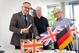  Bürgermeister Thomas Kerkhoff (von links) zieht die Gewinn-Lose des Gewinnspiels der Deutsch-Britischen-Gesellschaft gemeinsam mit Andreas Becker und Karl Gerd Geßner vom Vorstand des Vereins. 