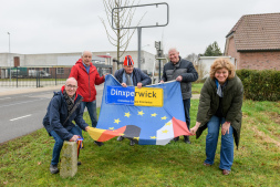 Ortsschild Suderwick Von links nach rechts: Joop van Reeken, Johannes Hoven, Freek Diersen, Bertie Bussink, Ulrike Brandt (Kreis Borken).