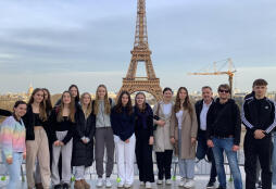 Schülerinnen und Schüler des Bocholter Euregio-Gymnasiums und des Aurillacer Lycée Emile Duclaux besuchten bei ihrem ersten Austausch nach 15 Jahren unter anderem auch die französische Hauptstadt Paris. 