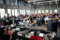  Die niederländischen Ratsvertreterinnen und Ratsvertreter nehmen als Gäste an der Ratssitzung in Bocholt teil. 