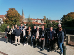  Die offizielle Delegation gemeinsam mit den Freunden aus Aurillac und Arpajon-sur-Cere am Ufer des Flusses \