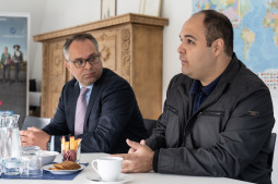 Bruno Kazuhiro aus Brasilien war jetzt in Bocholt zu Gast Auch Bürgermeister Thomas Kerkhoff nahm am Termin im Haus des Handwerks mit Bruno Kazuhiro teil.