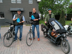  Die deutsch-niederländische Gruppe zum STADTRADELN International am Samstag, 7. Mai 2022, vor der St. Helena-Kapelle Hemden 