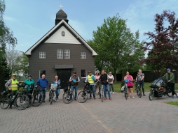Deutsch-Niederländische Gruppe radelt über die Grenze Die deutsch-niederländische Gruppe zum STADTRADELN International am Samstag, 7. Mai 2022, vor der St. Helena-Kapelle Hemden