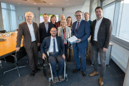  Bürgermeister Thomas Kerkhoff (3.v.r.) begrüßt zum Fachaustausch der Verwaltungsvorstände Bocholt eine Delegation der niederländischen Gemeinde Oude IJsselstreek unter Leitung von Otwin van Dijk (l.). 