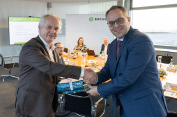  Bürgermeister Thomas Kerkhoff begrüßt seinen Amtskollegen Otwin van Dijk aus der Gemeinde Oude Ijsselstreek. 