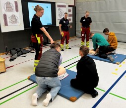  Unter Anleitung der Notfallsanitäterinnen und Notfallsanitäter üben die Schülerinnen und Schüler des Euregiogymnasiums die Erste Hilfe 