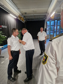  Feuerwehrmann Marco Heisterkamp die Deutsche Feuerwehr-Ehrenmedaille in Silber verliehen. 