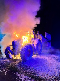  Traktor brennt in voller Ausdehnung. 