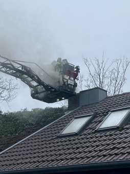  Brennender Kamin wird aus dem Korb der Drehleiter gekehrt. 