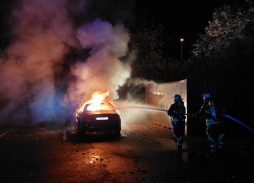  Trupp der Freiwilligen Feuerwehr beim Löschangriff 