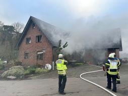  Feuerwehrmänner vor dem Objekt 