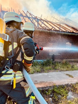  Foto mit Einsatzkräften 