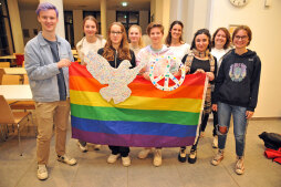  Schule gegen Rassismus - Schule mit Courage: Die Schülergruppe des St. Georg-Gymnasium brachte Symbole mit, um die Haltung der Schule zu verdeutlichen. 
