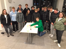 Engel der Kulturen 2024 34 Schülerinnen und Schüler zeigen beim anschließenden Beisammensein in der Mensa den Friedensbaum.