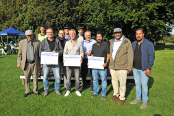  2.500 Euro für den guten Zweck brachte der Charitywalk der Ahmadiyya Gemeinde - hintere Reihe (v.l.n.r.): Ataf Chaudhry, Juan Lopez Casanava, Abdul Wassay Chaudhry, Ishtiaq Ahmed, vordere Reihe v.l.n.r.: Sheik Abdul Karim, Wolfgang Baten, Martin Frenk, Bürgermeister Thomas Kerkhoff, Imran Nasir, Khalid Mehmood und Ahmed Laeek - Foto: Bruno Wansing 