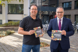  Bürgermeister Thomas Kerkhoff (rechts) und der Integrationsbeauftragte Bruno Wansing stellen das neue Kochbuch \