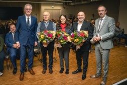 Stehen für 30 Jahre Ausländerbeirat: Abdulkadir Kis, Süllü Bayar und Gülay van Dijk (v.l.n.r. mit Blumensträußen). Die Gründungsmitglieder wurden vom stv. Bürgermeister Michael Wiesmann (links) und Juan Lopez Casanava für ihr langjähriges Engagement geehrt Stehen für 30 Jahre Ausländerbeirat: Abdulkadir Kis, Süllü Bayar und Gülay van Dijk (v.l.n.r. mit Blumensträußen). Die Gründungsmitglieder wurden vom stv. Bürgermeister Michael Wiesmann (links) und Juan Lopez Casanava für ihr langjähriges Engagement geehrt