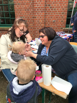  Lange Schlangen gab es beim Familienfest am 1. Mai beim Kinderschminken der Deutsch-Britischen Gesellschaft Bocholt 