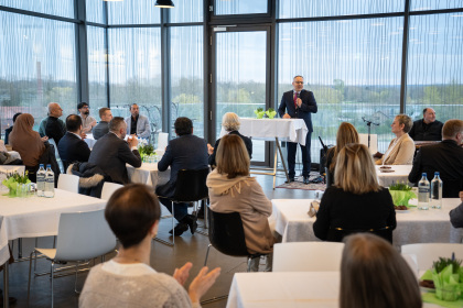 <p>In der Skylounge des Texilwerks feierten 80 Bocholterinnen und Bocholter das Fastenbrechen</p>