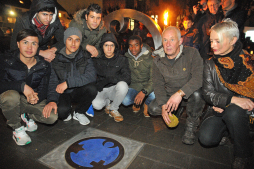  Gemeinsam mit einer Gruppe junger Flüchtlinge aus Dormagen verlegten Carmen Dietrich (re) und Gregor Merten (2.v.r) am 15.11.2016 die Intarsie auf dem Benölkenplatz. (Archivfoto: Wansing/Stadt Bocholt) 